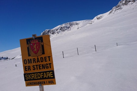 STENGT: Skiltet ved foten av Hallingskarvet er satt på oppmodning fra serveringsstedet Prestholtseter. Dette bildet er fra påska. Da meldte varsom.no om faregrad 2. Foto: Hans Holmefjord STENGT: Skiltet ved foten av Hallingskarvet er satt på oppmodning fra serveringsstedet Prestholtseter. Dette bildet er fra påska. Da meldte varsom.no om faregrad 2. Foto: Hans Holmefjord
