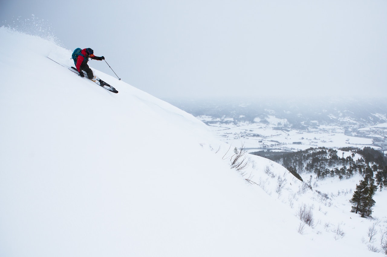 SYLTNEBBA: En av tre topper nær Surnadal alpinsenter hvor det søkes om å tilby catskiing. Tore Korsnes er lommekjent i området. Foto: Tore Meirik SYLTNEBBA: En av tre topper nær Surnadal alpinsenter hvor det søkes om å tilby catskiing. Tore Korsnes er lommekjent i området. Foto: Tore Meirik