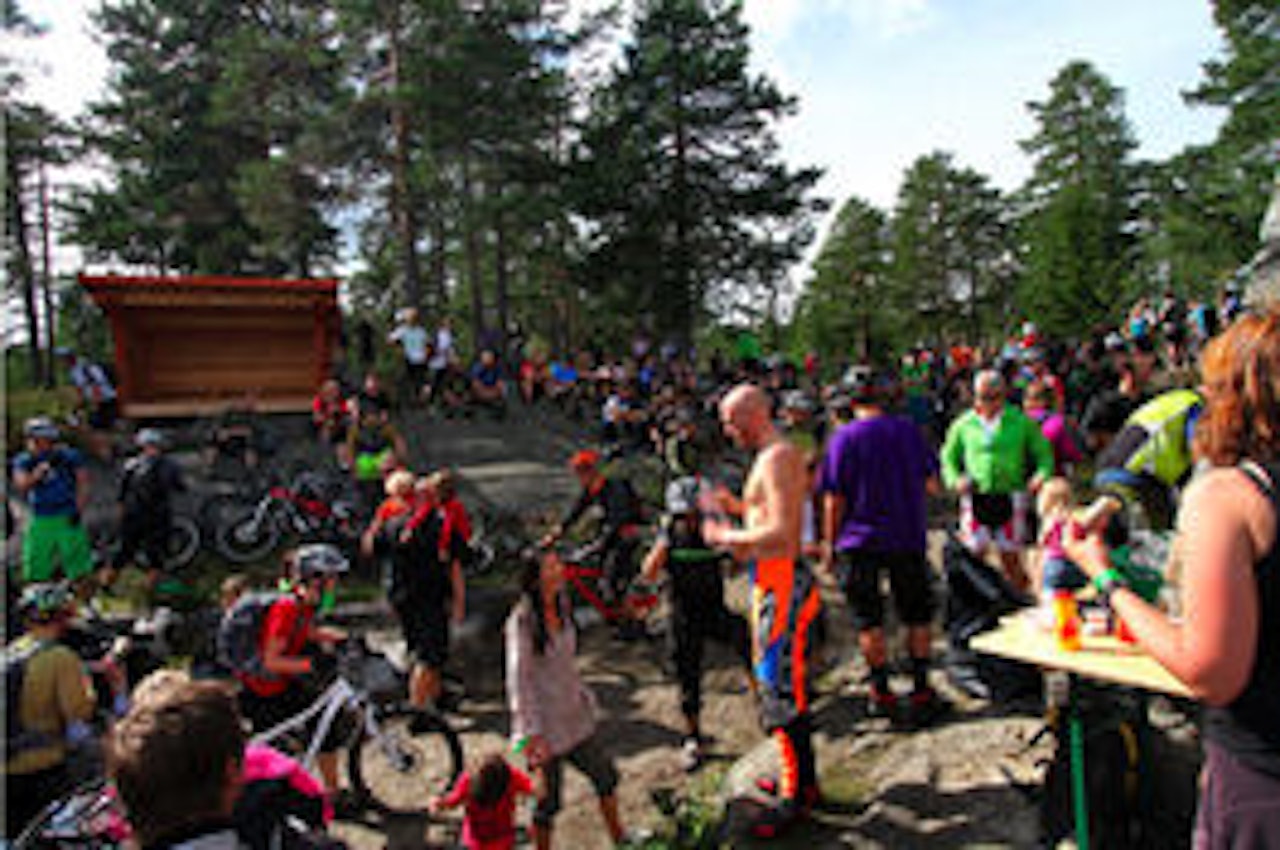 Årets pølselunsj på Korset var som forventet et populært innslag. Foto: Tallak Årets pølselunsj på Korset var som forventet et populært innslag. Foto: Tallak