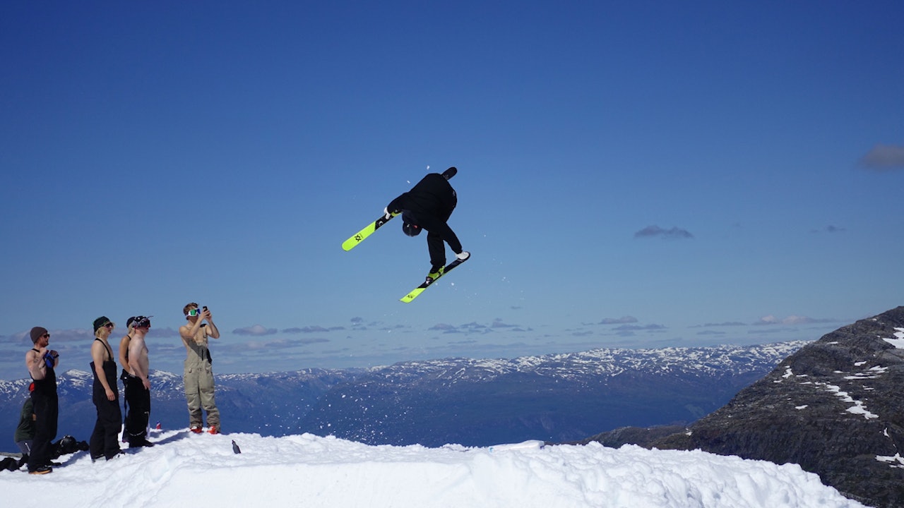 SOMMERENS BESTE UKE: Svar på tre enkle spørsmål og vin gratis pass på sommerens What!-camp på Folgefonna! SOMMERENS BESTE UKE: Svar på tre enkle spørsmål og vin gratis pass på sommerens What!-camp på Folgefonna!
