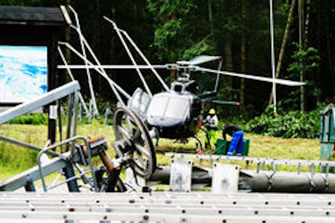 19. AUGUST: Helikopteret benytes for å frakte mastene på plass. 19. AUGUST: Helikopteret benytes for å frakte mastene på plass.