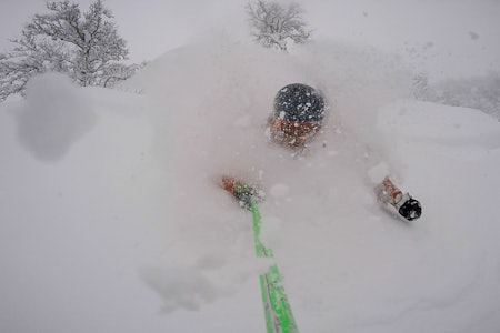 RETT PLASS TIL RETT TID: Slik så det ut på Harpefossen i dag. Lokal frikjører får seg noen reale fjes-skudd. RETT PLASS TIL RETT TID: Slik så det ut på Harpefossen i dag. Lokal frikjører får seg noen reale fjes-skudd.