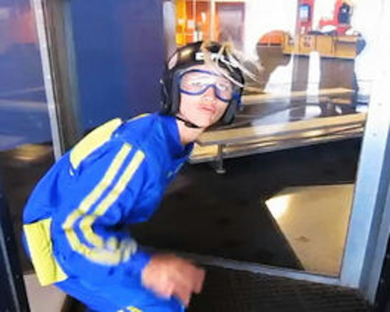 I FALLSKJERM: Kjersti Buaas gjør seg klar for fallskjermhopping. I FALLSKJERM: Kjersti Buaas gjør seg klar for fallskjermhopping.