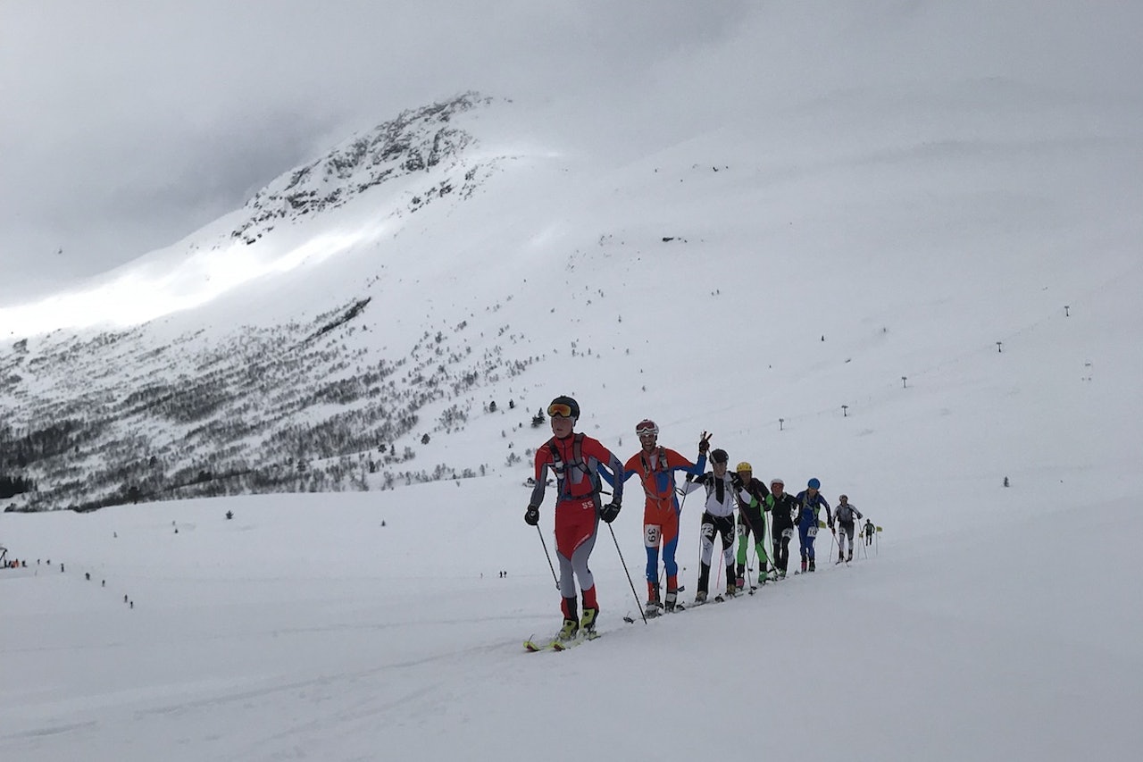 Sondre Svensli ledet både tidlig og sent i løpet, som fikk løypetraseen lagt om i siste liten på grunn av vind, snø og skredfare. Foto: Johan Olai Svidal