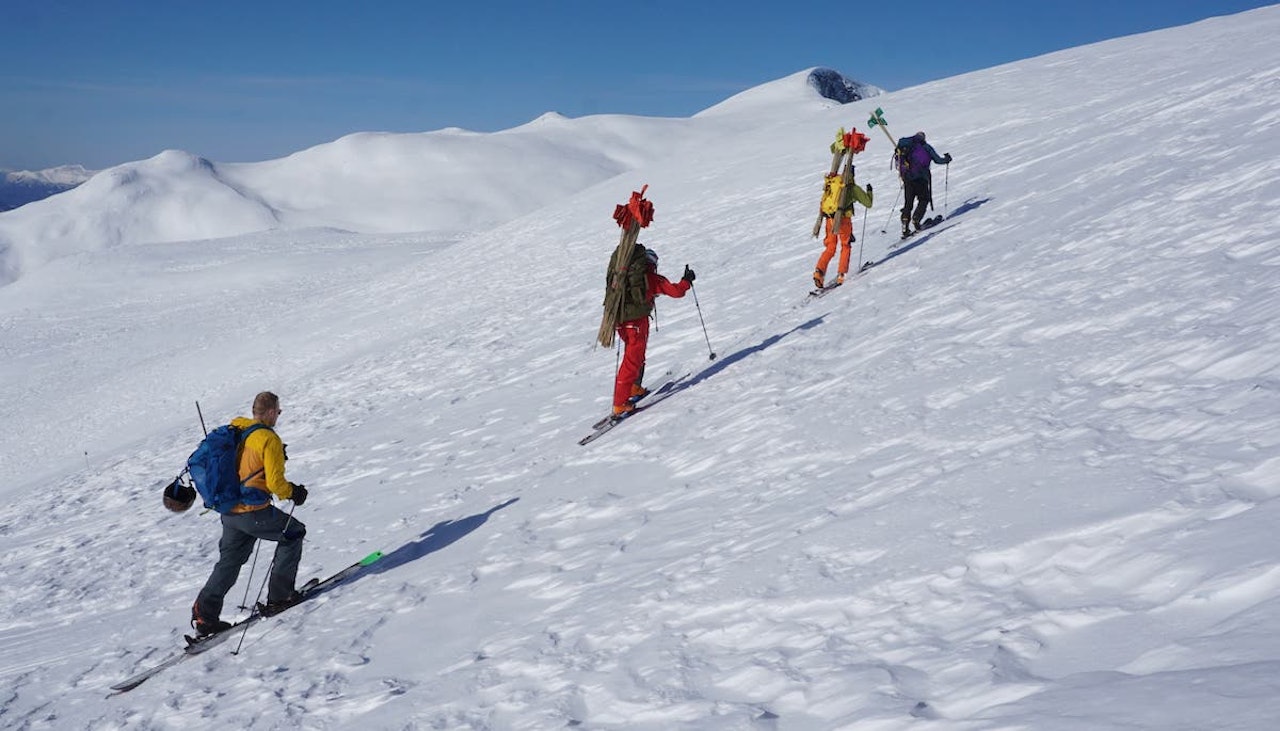 Snøfallet tidligere i uka har skapt utfordringer for løypestikkerne. Foto: Stryn Rando 3000 Snøfallet tidligere i uka har skapt utfordringer for løypestikkerne. Foto: Stryn Rando 3000