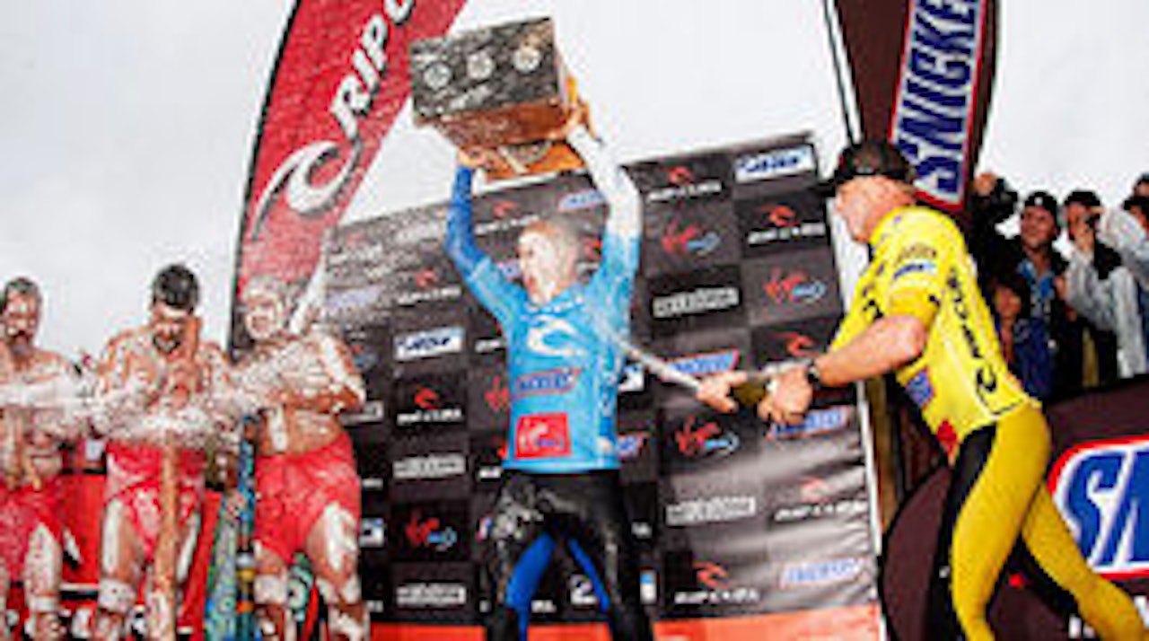 SKUMPA: Mick Fanning skyller bort alle mistanker om at Slater ikke fortsatt kan vinne. SKUMPA: Mick Fanning skyller bort alle mistanker om at Slater ikke fortsatt kan vinne.