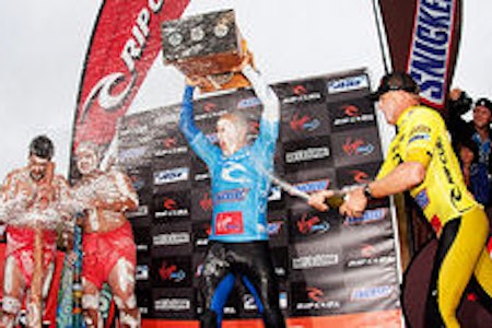 SKUMPA: Mick Fanning skyller bort alle mistanker om at Slater ikke fortsatt kan vinne. SKUMPA: Mick Fanning skyller bort alle mistanker om at Slater ikke fortsatt kan vinne.