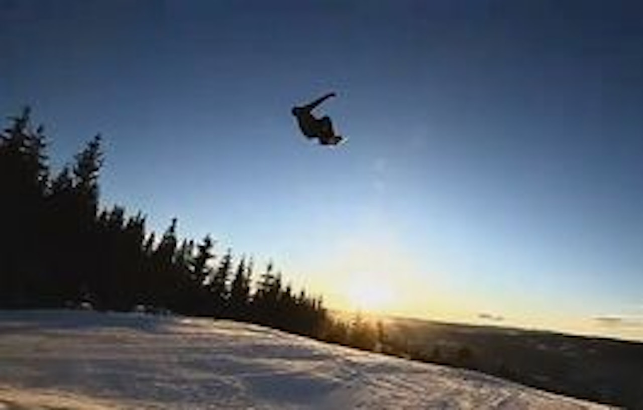 DRAR PÅ: Julian Karlsen har stilen i behold på sin backside 540. DRAR PÅ: Julian Karlsen har stilen i behold på sin backside 540.