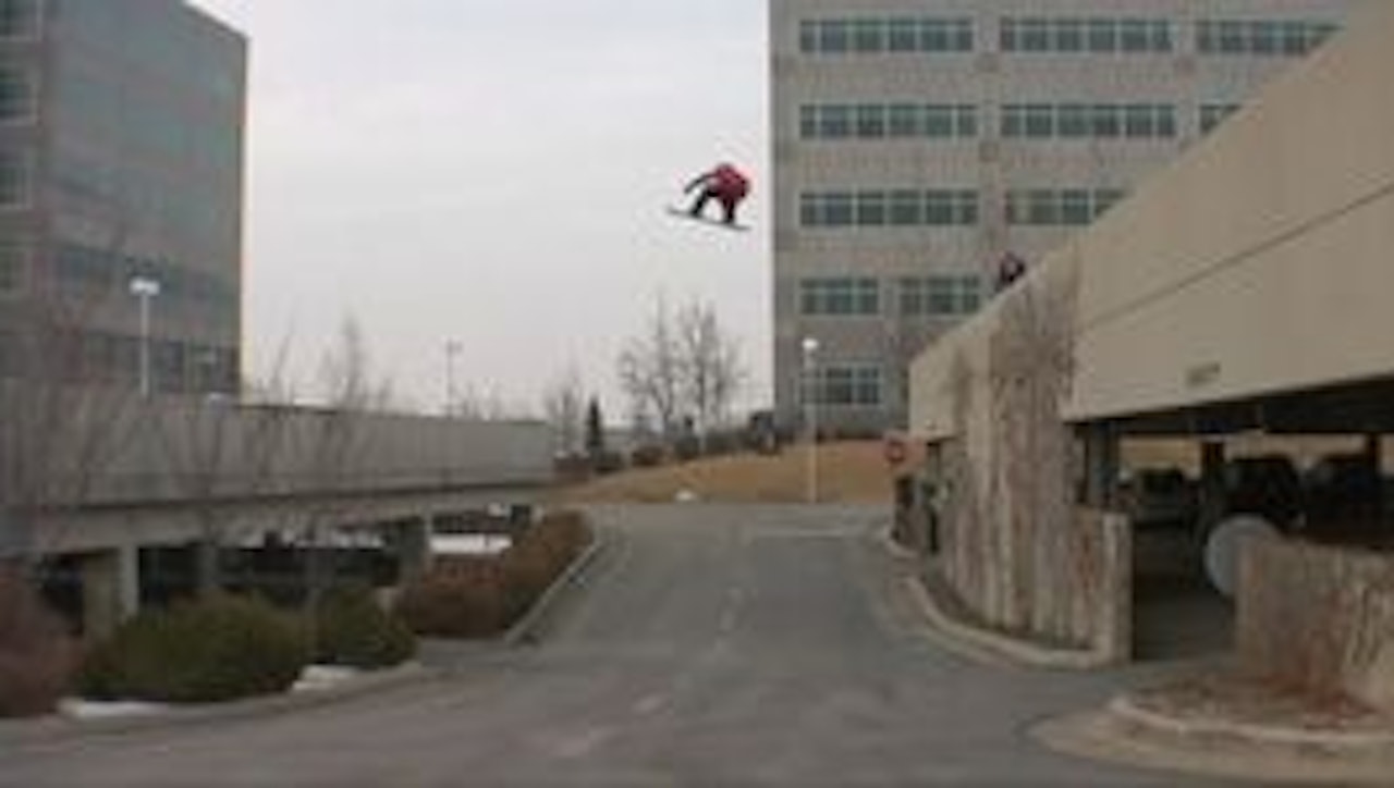 BYGG TIL BYGG: Dan Brisse sparer ikke på kruttet. BYGG TIL BYGG: Dan Brisse sparer ikke på kruttet.