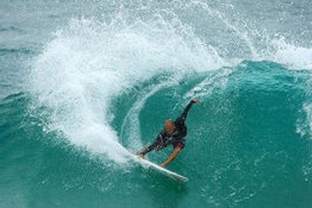 LEGENDE-FARVEL: Kelly Slater skal surfe det som kan bli hans siste konkurranse fra lørdag av.