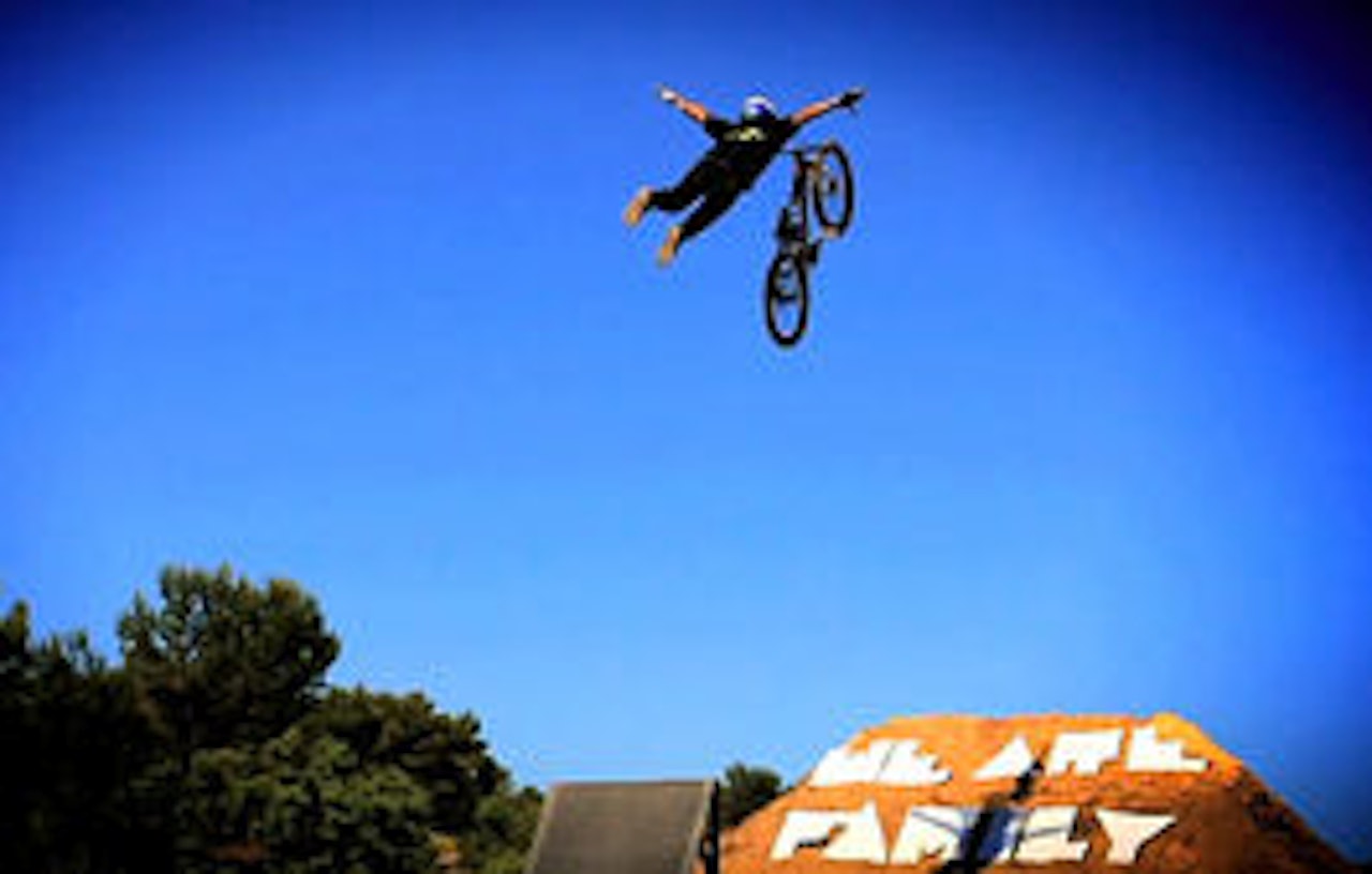 NYTT: Etter det Fri Flyt kjenner til er no handed no foot can-can ikke gjort på mountainbike. NYTT: Etter det Fri Flyt kjenner til er no handed no foot can-can ikke gjort på mountainbike.