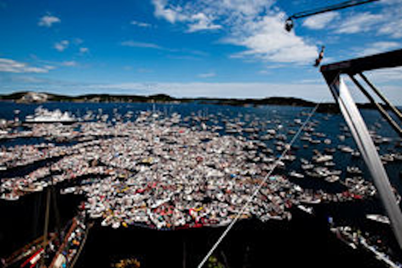 12.000: Ni ganger verdensmester Orlando Duque hopper i folkehavet. Bilde: Christian Nerdrum 12.000: Ni ganger verdensmester Orlando Duque hopper i folkehavet. Bilde: Christian Nerdrum