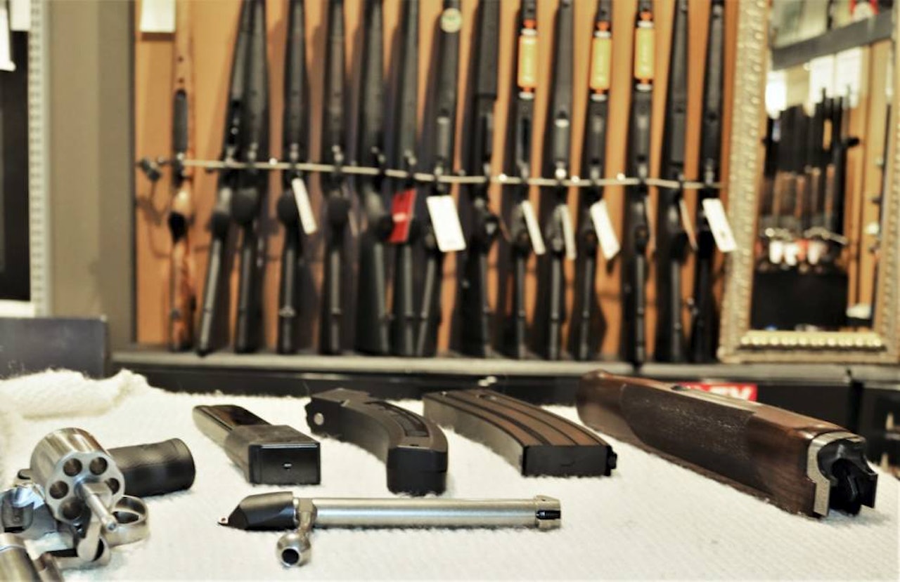 VÅPENLØYVE: Politiet kan trekke tilbake våpentillatelsen ved manglende vandel, brudd på våpenforskrifter, helseproblemer eller bevis for at innehaveren ikke lenger er egnet til å ha våpen – og du har rett til forhåndsvarsel og klage. VÅPENLØYVE: Politiet kan trekke tilbake våpentillatelsen ved manglende vandel, brudd på våpenforskrifter, helseproblemer eller bevis for at innehaveren ikke lenger er egnet til å ha våpen – og du har rett til forhåndsvarsel og klage.