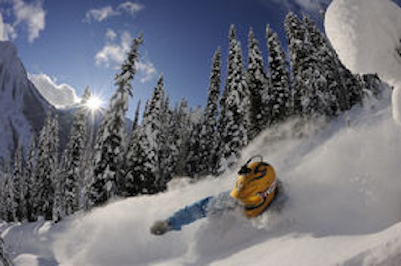 Eirik Finseths hakebeskytter får en ny funksjon som plog! Bilde: Endre Løvaas Eirik Finseths hakebeskytter får en ny funksjon som plog! Bilde: Endre Løvaas