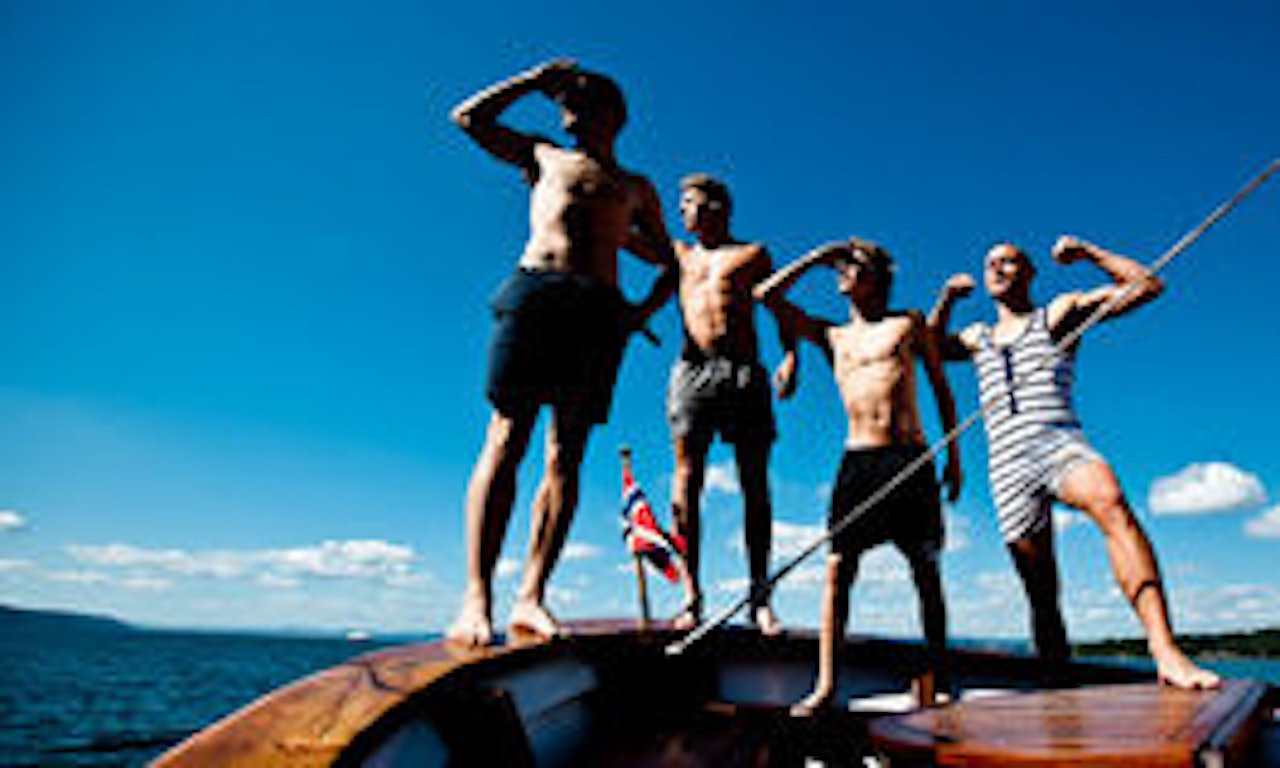 Et knippe badenymfer varmer opp til Red Bull Cliff Diving i Kragerø. Bilde: C. Nerdrum Et knippe badenymfer varmer opp til Red Bull Cliff Diving i Kragerø. Bilde: C. Nerdrum