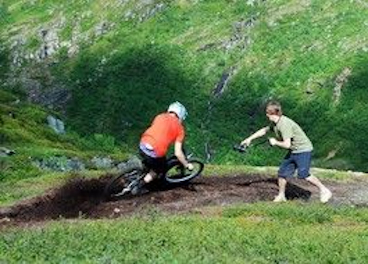 ACTION! Vegrad Breie fotograferer Knut Løkås. Foto: Johan Weimer ACTION! Vegrad Breie fotograferer Knut Løkås. Foto: Johan Weimer