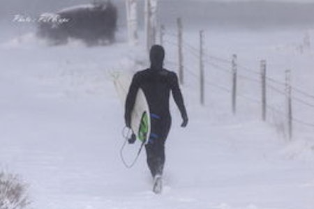 LANGT I FRA: Langt og lenge til shorts-surfing. Foto: Pål Rype