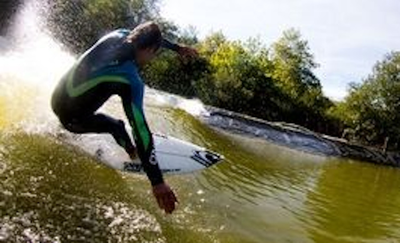 HAGEFEST: Verdenstoer Jordy Smith godkjenner nyvinningen i San Sebastian. HAGEFEST: Verdenstoer Jordy Smith godkjenner nyvinningen i San Sebastian.