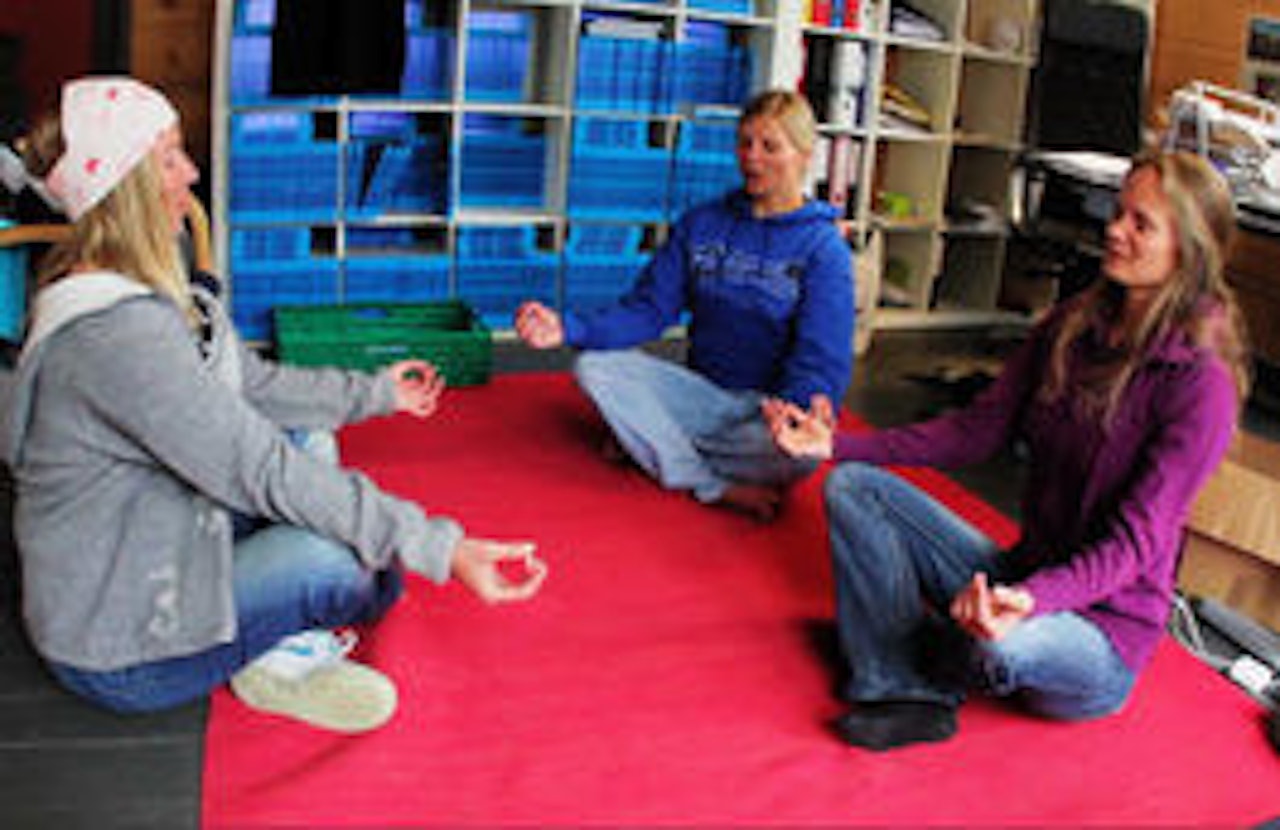 PUSTEPAUSE: Fri Flyts utsendte Karine Falck-Pedersen driver yogaundervisning. PUSTEPAUSE: Fri Flyts utsendte Karine Falck-Pedersen driver yogaundervisning.