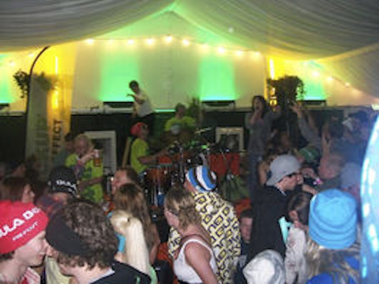 FOLKSOMT: Hæla i taket i Festivalteltet på Voss. FOLKSOMT: Hæla i taket i Festivalteltet på Voss.