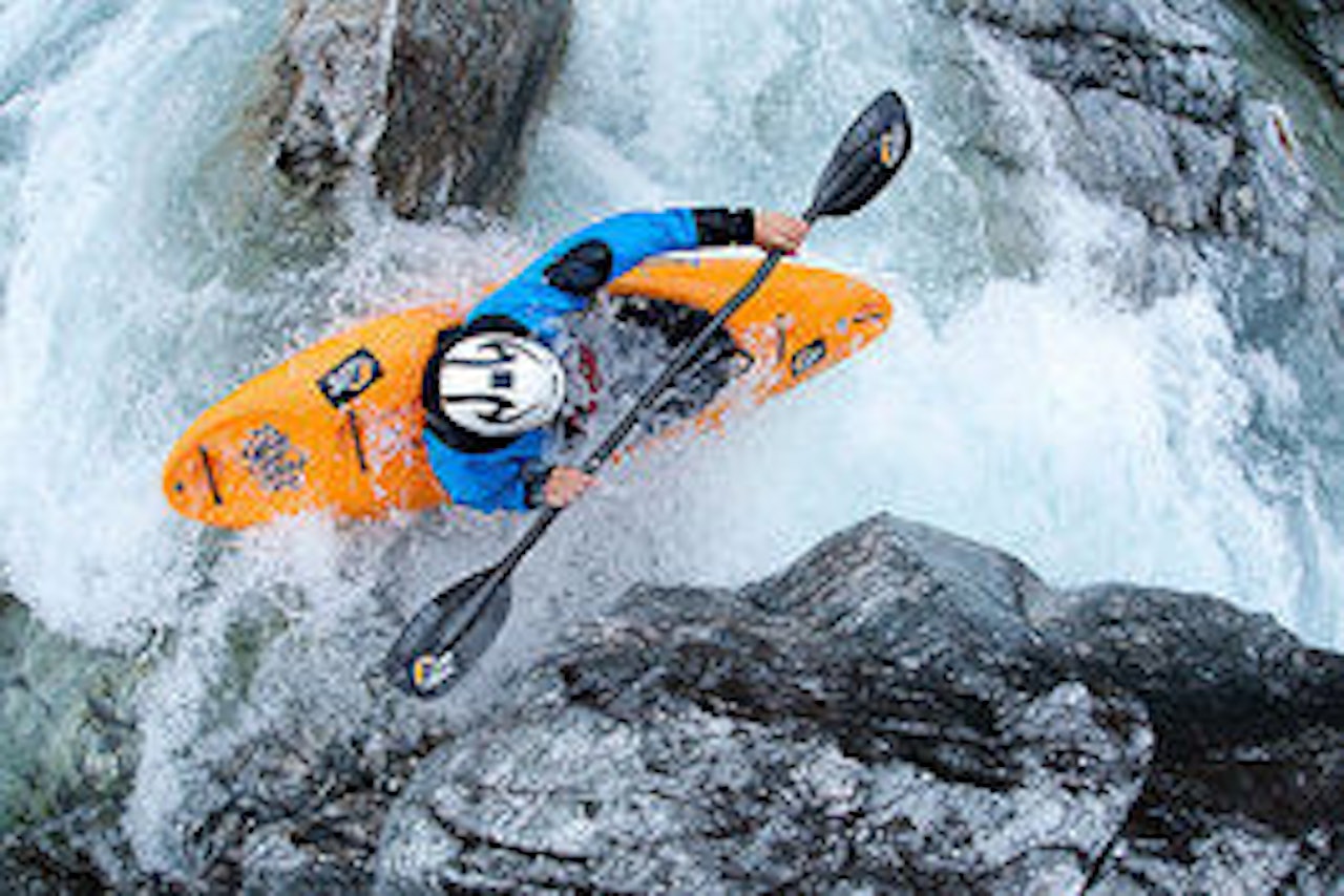 FUGLEPERSPEKTIV: Benjamin Hjort tester ut forholdene i Brandsetelva. Foto: N-E Bjørholt FUGLEPERSPEKTIV: Benjamin Hjort tester ut forholdene i Brandsetelva. Foto: N-E Bjørholt