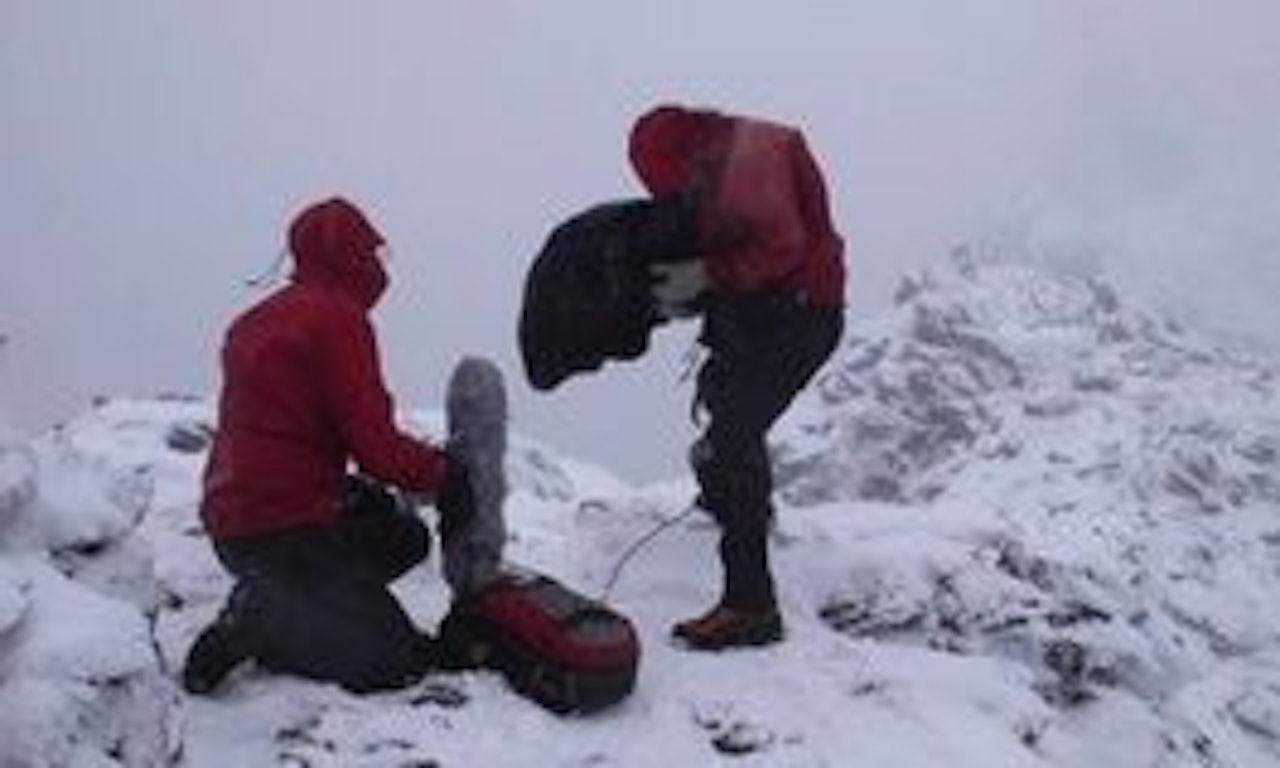 Programleder Ingrid Langeland Olderbakk og fotograf Torje Bjellaas på opptak på Dyrhaugsryggen. Programleder Ingrid Langeland Olderbakk og fotograf Torje Bjellaas på opptak på Dyrhaugsryggen.