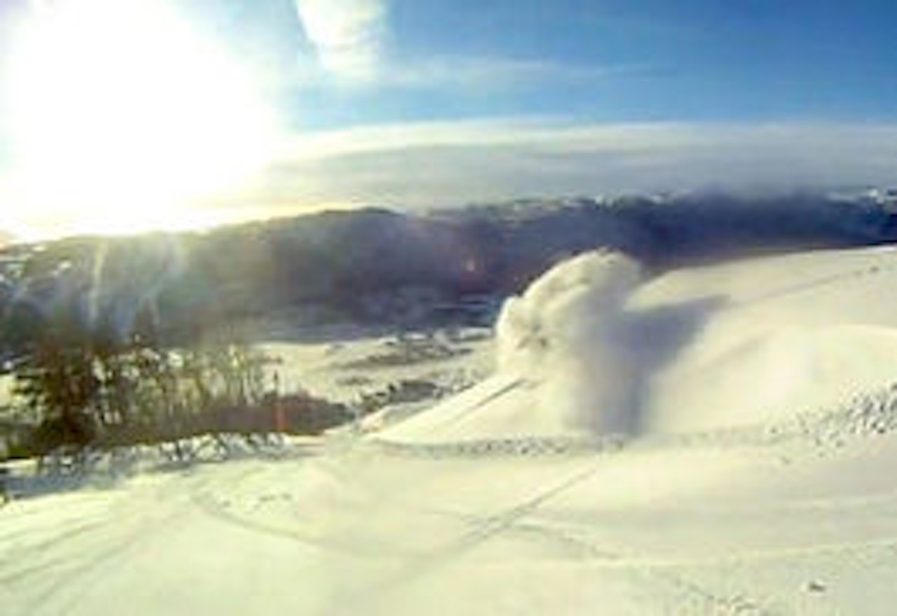 Emil André Ulsletten spruter snø. Emil André Ulsletten spruter snø.