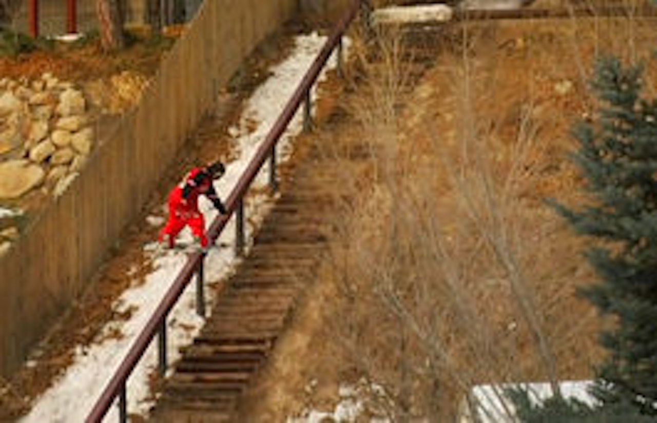 SE PARTEN: Dylan Thompson drar på i Technine-filmen. SE PARTEN: Dylan Thompson drar på i Technine-filmen.