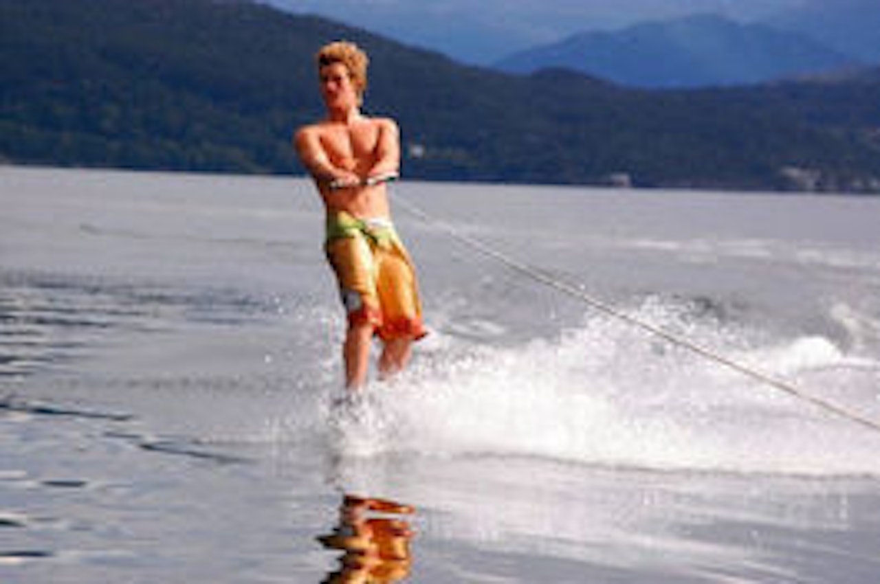 PÅ VANNET: Klaus Finne bak en båt. PÅ VANNET: Klaus Finne bak en båt.