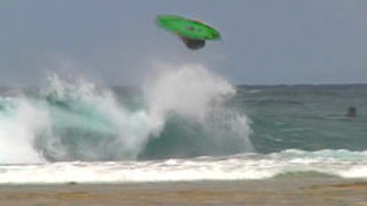 BACKFLIP: Flynn Novak har lært seg backflip i bølger. BACKFLIP: Flynn Novak har lært seg backflip i bølger.