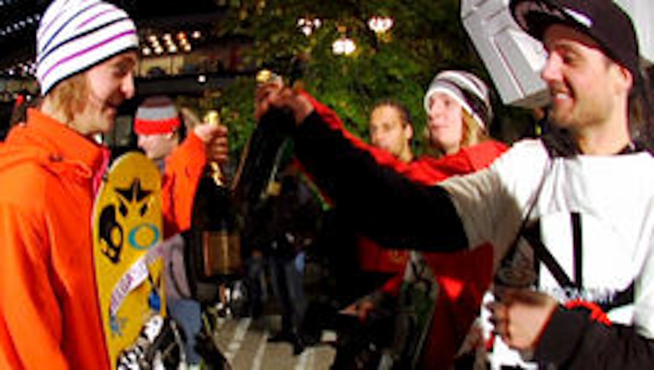 SKUMPA PÅ STUREPLAN: Fra konkurs-øya til svensk champagnefest for islendingene. SKUMPA PÅ STUREPLAN: Fra konkurs-øya til svensk champagnefest for islendingene.