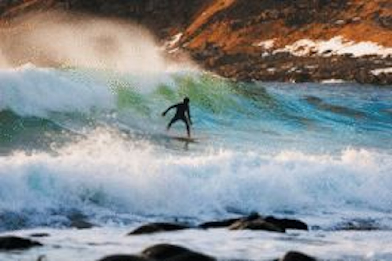 SURF-FEST: Lofotens bølgeparadis inviterer til surfingens dag. Foto: Christian Nerdrum SURF-FEST: Lofotens bølgeparadis inviterer til surfingens dag. Foto: Christian Nerdrum