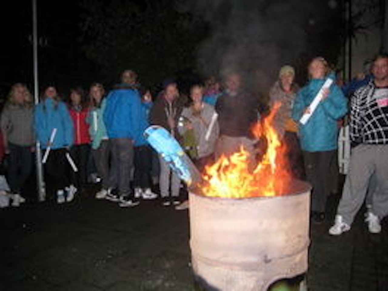 Tradisjonell skioffring for snøgudene utenfor Meieriet i Sogndal. Bilde: Rødstaven Tradisjonell skioffring for snøgudene utenfor Meieriet i Sogndal. Bilde: Rødstaven