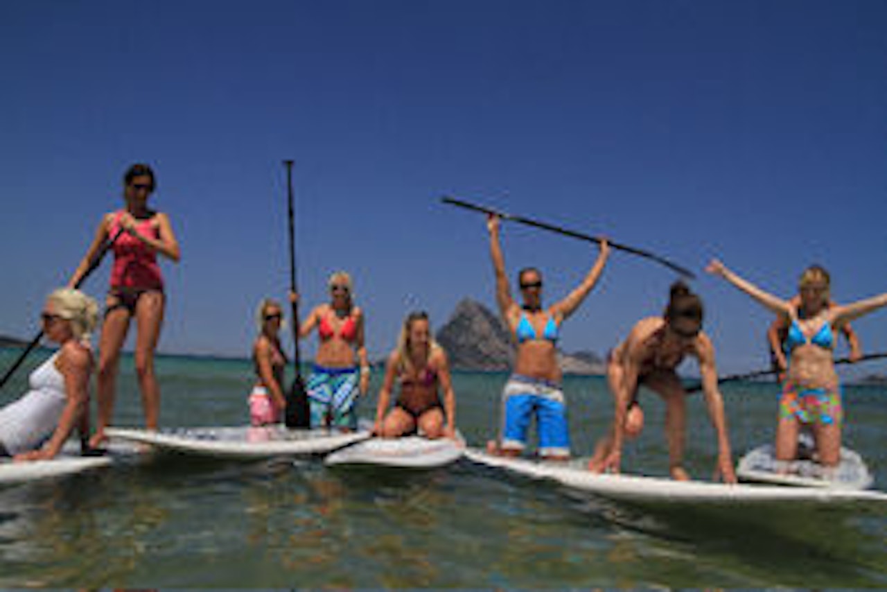 Det ble også tid til å prøve SUP på jentecampen. Det ble også tid til å prøve SUP på jentecampen.