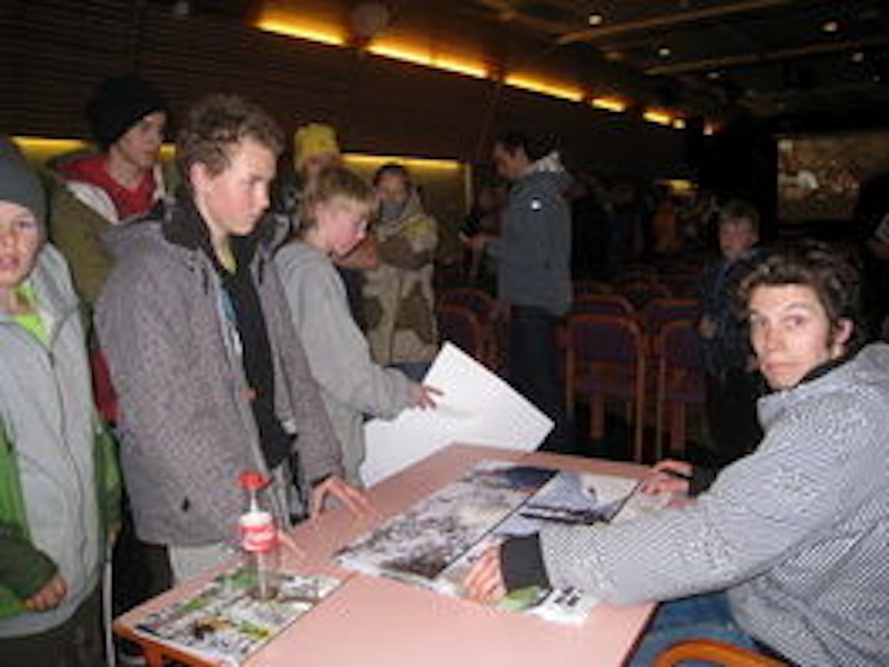 Eric Hjorleifson signerer plakater til skifrelste vossinger. Bilde: Eimund Staverløkk Eric Hjorleifson signerer plakater til skifrelste vossinger. Bilde: Eimund Staverløkk