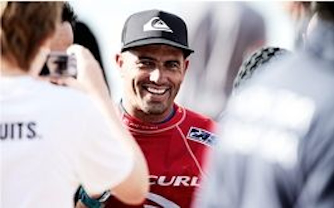 TI: Kelly Slater beveger seg stadig nærmere en tiende verdensmestertittel. TI: Kelly Slater beveger seg stadig nærmere en tiende verdensmestertittel.