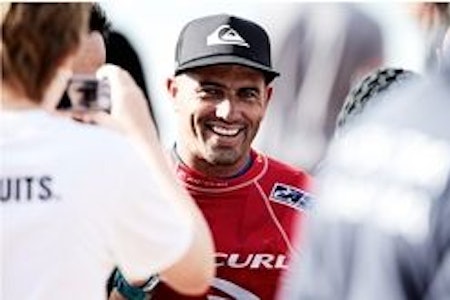 TI: Kelly Slater beveger seg stadig nærmere en tiende verdensmestertittel. TI: Kelly Slater beveger seg stadig nærmere en tiende verdensmestertittel.