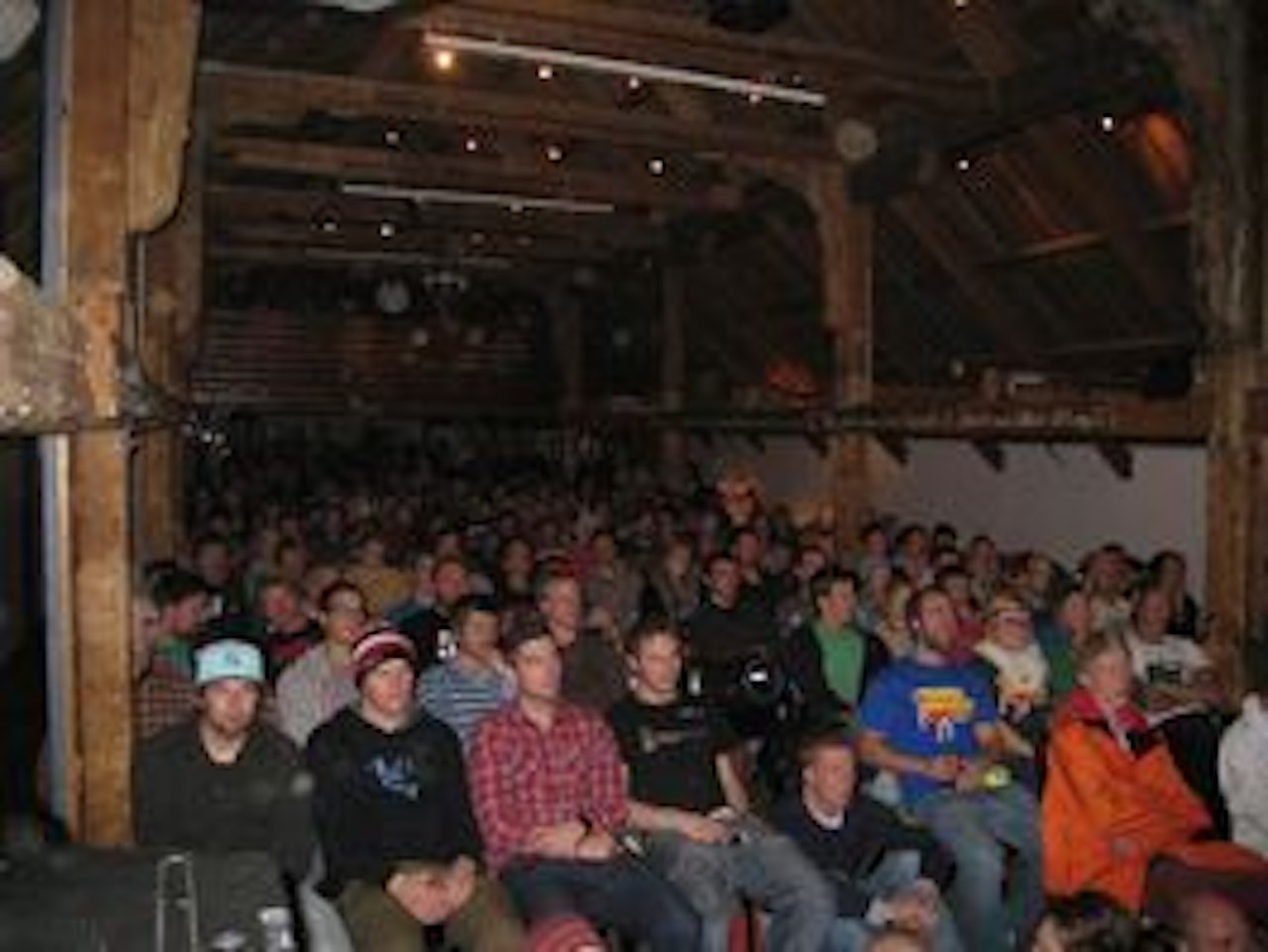 Folk satt som sild i tønne på Driv i Tromsø tirsdag kveld. Folk satt som sild i tønne på Driv i Tromsø tirsdag kveld.