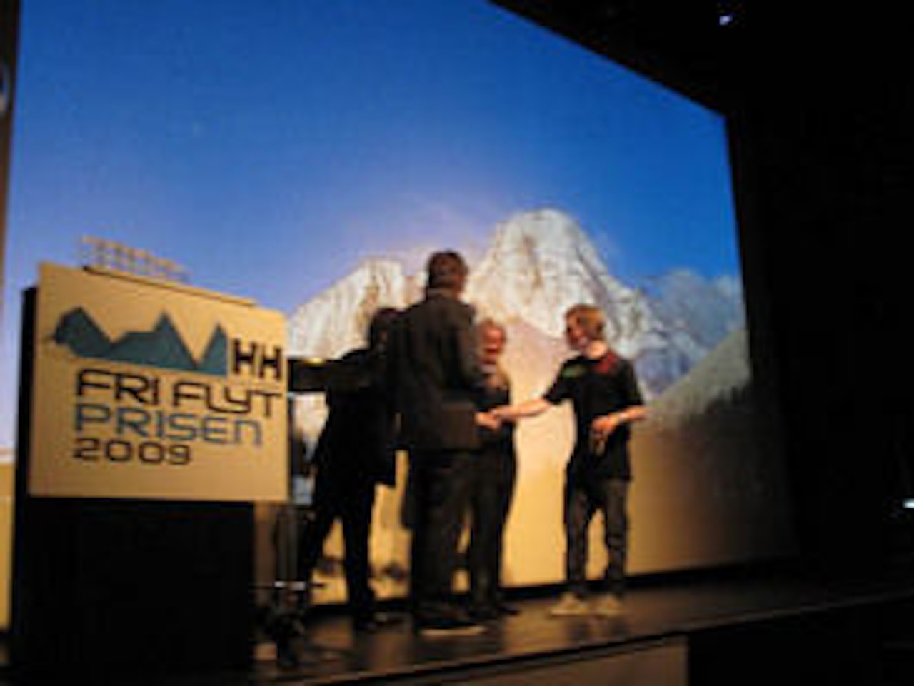 DOBBELTVINNER: Torstein Horgmo mottar den første av to. Foto: Tore Meirik DOBBELTVINNER: Torstein Horgmo mottar den første av to. Foto: Tore Meirik