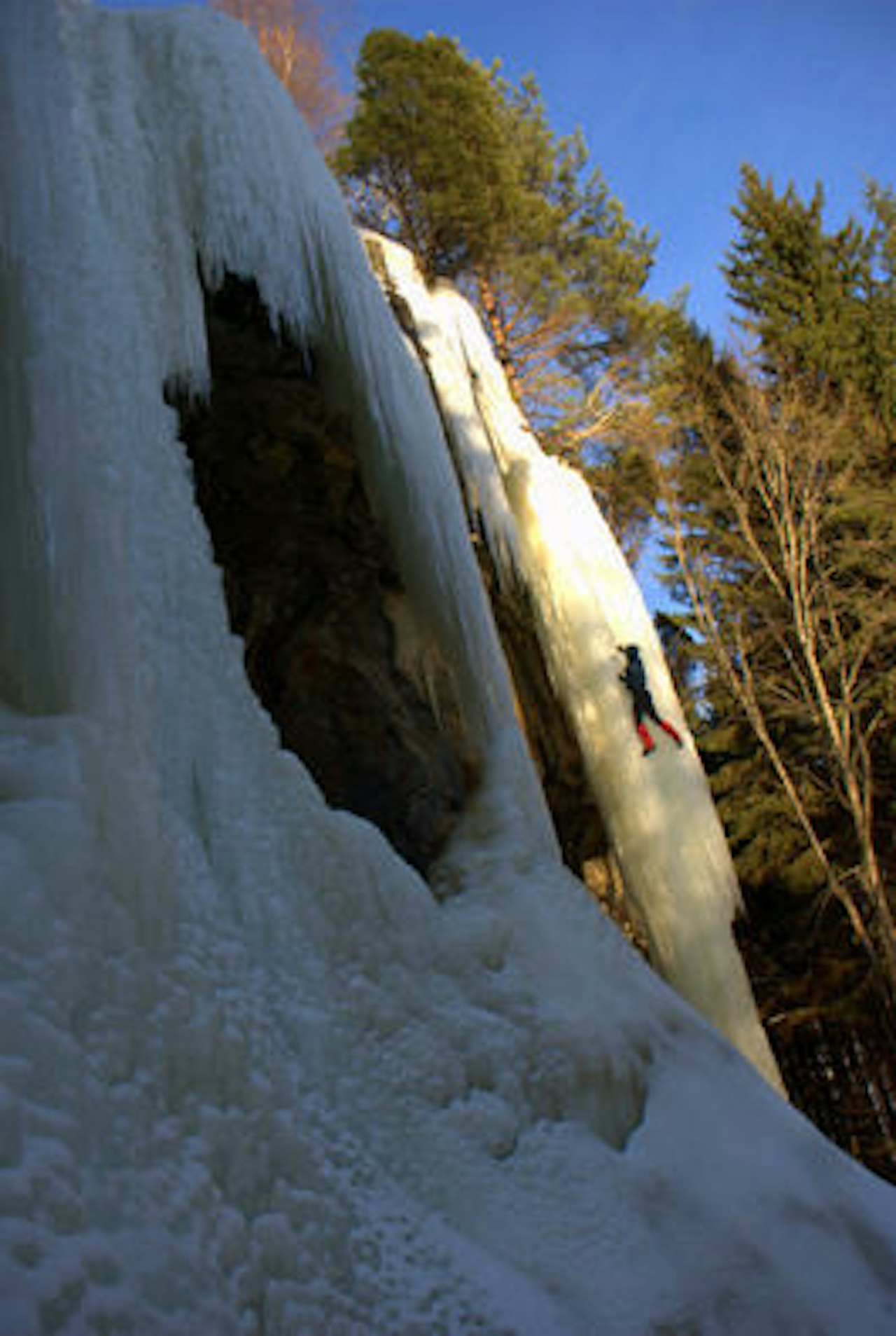 Sigbjørn Veslegard bestiger den spektakulære søylen på topptau. Foto: Øyvind Waitz Sigbjørn Veslegard bestiger den spektakulære søylen på topptau. Foto: Øyvind Waitz