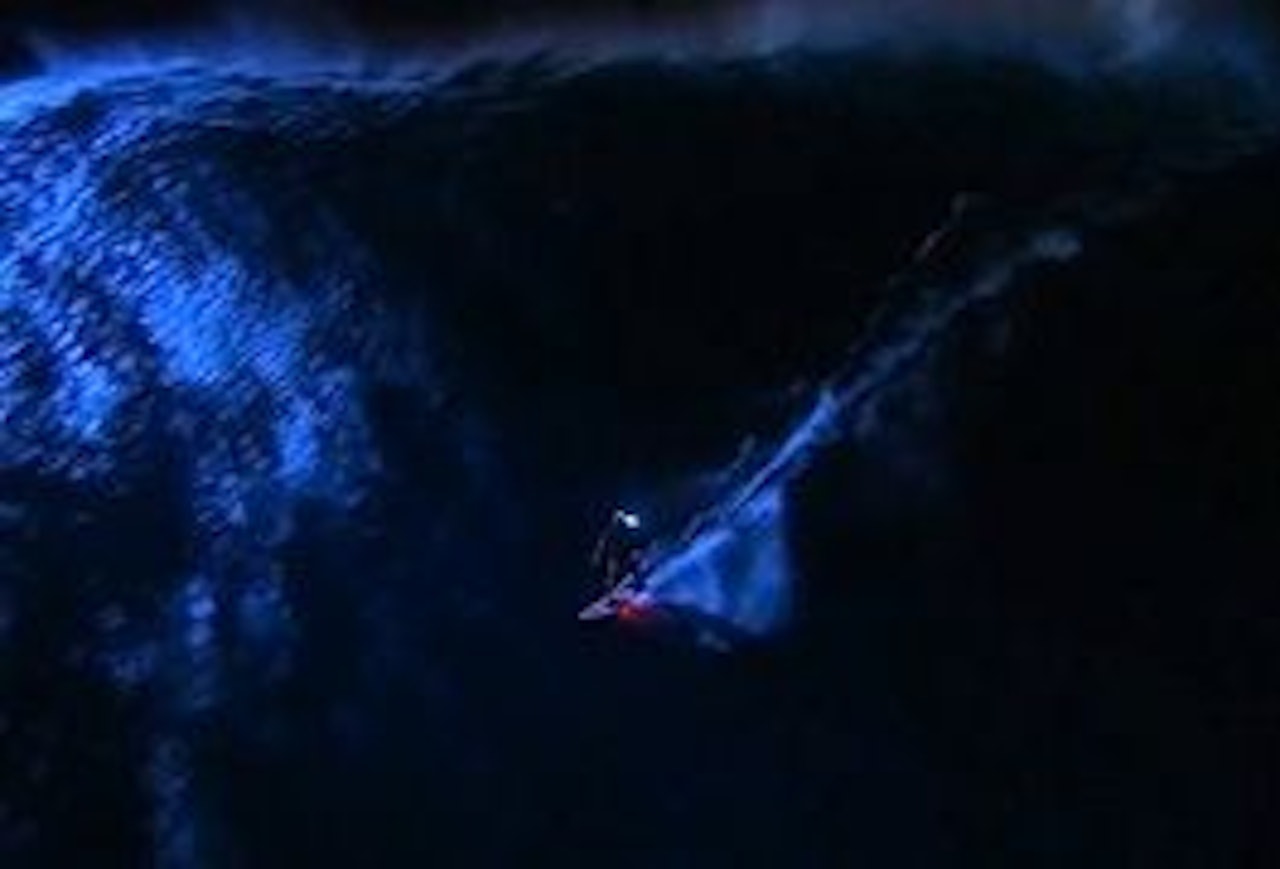 BESSER-VISSER: Mark Visser beviser at dagslys ikke er et kriterie for big wave-surfing. BESSER-VISSER: Mark Visser beviser at dagslys ikke er et kriterie for big wave-surfing.