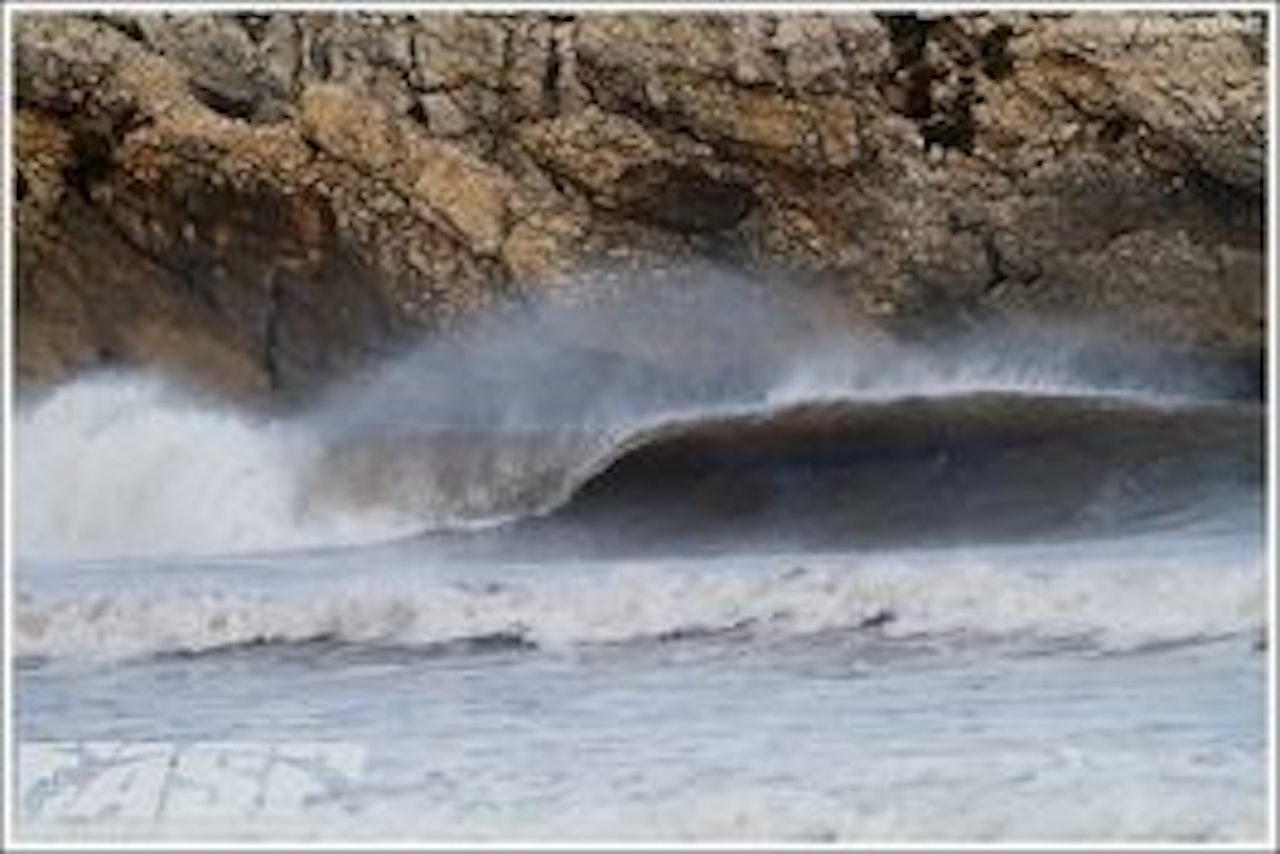 SMÅTTERI: Dagens bølger ble for lite. Men 7-meters swellet som er på vei burde holde. Foto: ASP SMÅTTERI: Dagens bølger ble for lite. Men 7-meters swellet som er på vei burde holde. Foto: ASP