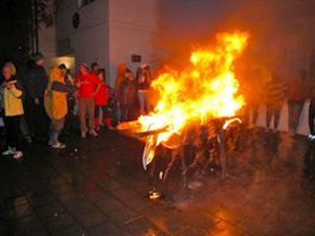 Folk gikk mann av huse i saftbygda, med skiofring som tradisjon. Folk gikk mann av huse i saftbygda, med skiofring som tradisjon.