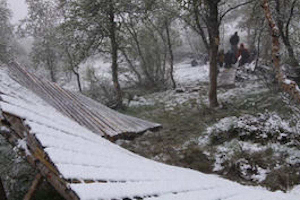 SNØ: Bildet fra dugnaden i vår har nok noe mindre snø enn det har kommet nå. SNØ: Bildet fra dugnaden i vår har nok noe mindre snø enn det har kommet nå.