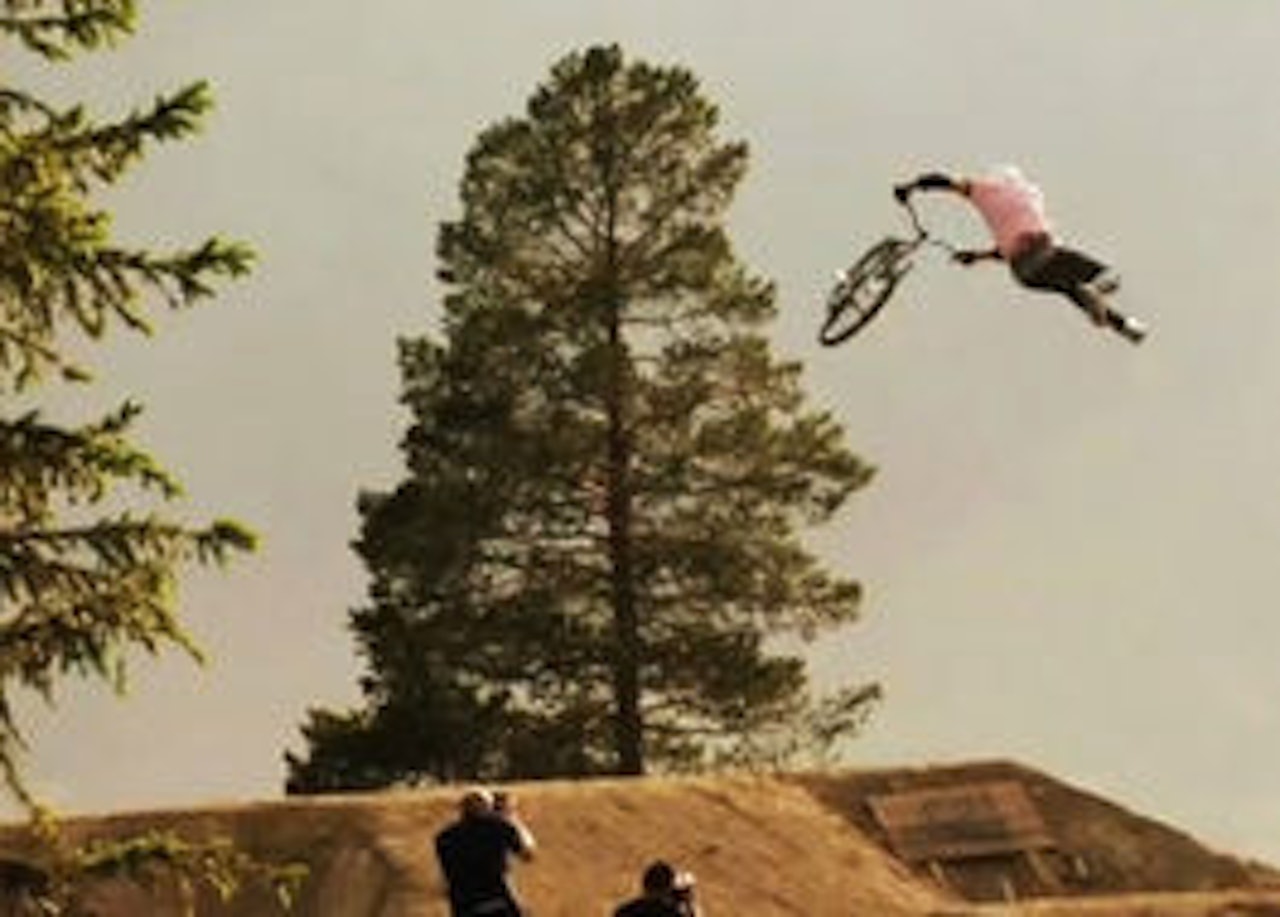 SVENSKTOPP: Martin Söderström er ikke mild. Her drar han tailwhip. Foto: skjermdump SVENSKTOPP: Martin Söderström er ikke mild. Her drar han tailwhip. Foto: skjermdump