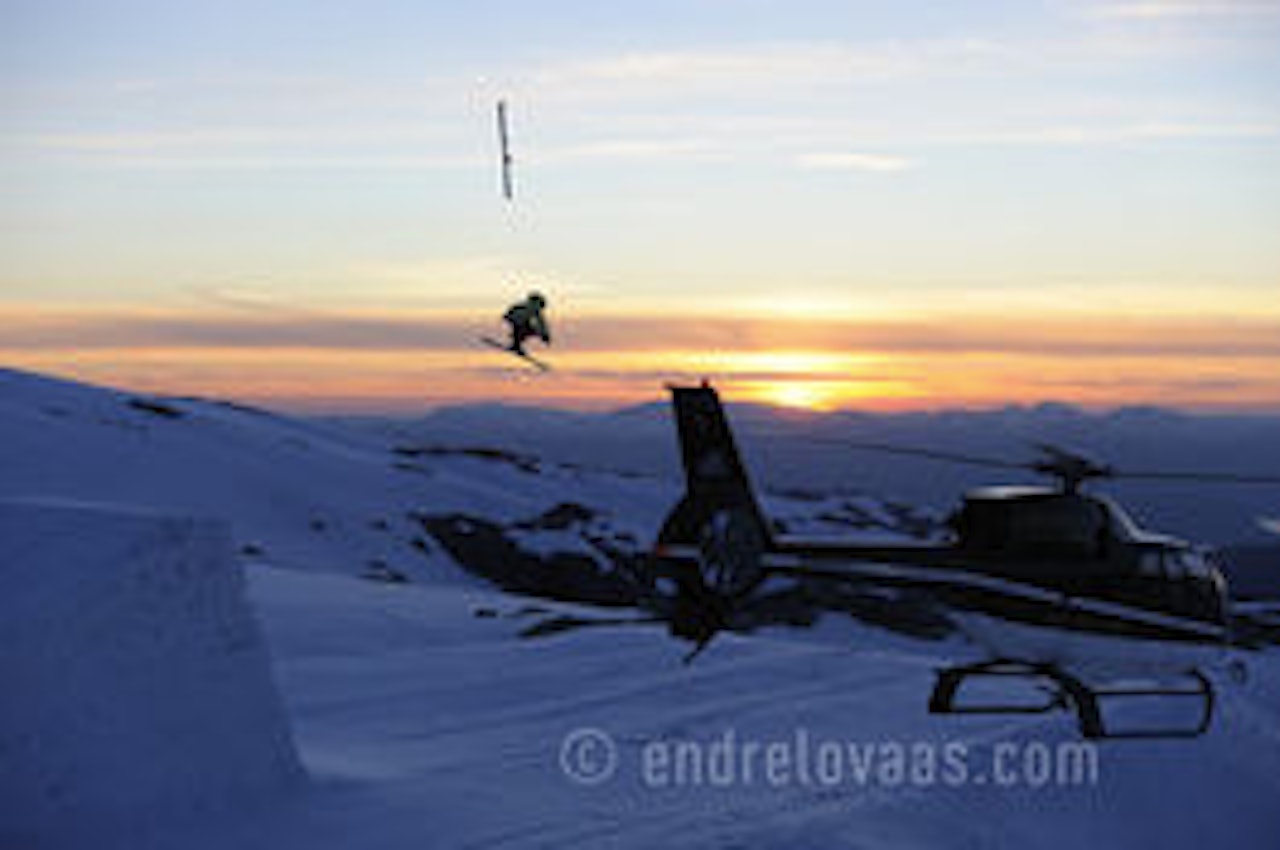 Aleksander Aurdal mistet skien i en dobbel frontflip. Bilde: Endre Løvaas Aleksander Aurdal mistet skien i en dobbel frontflip. Bilde: Endre Løvaas