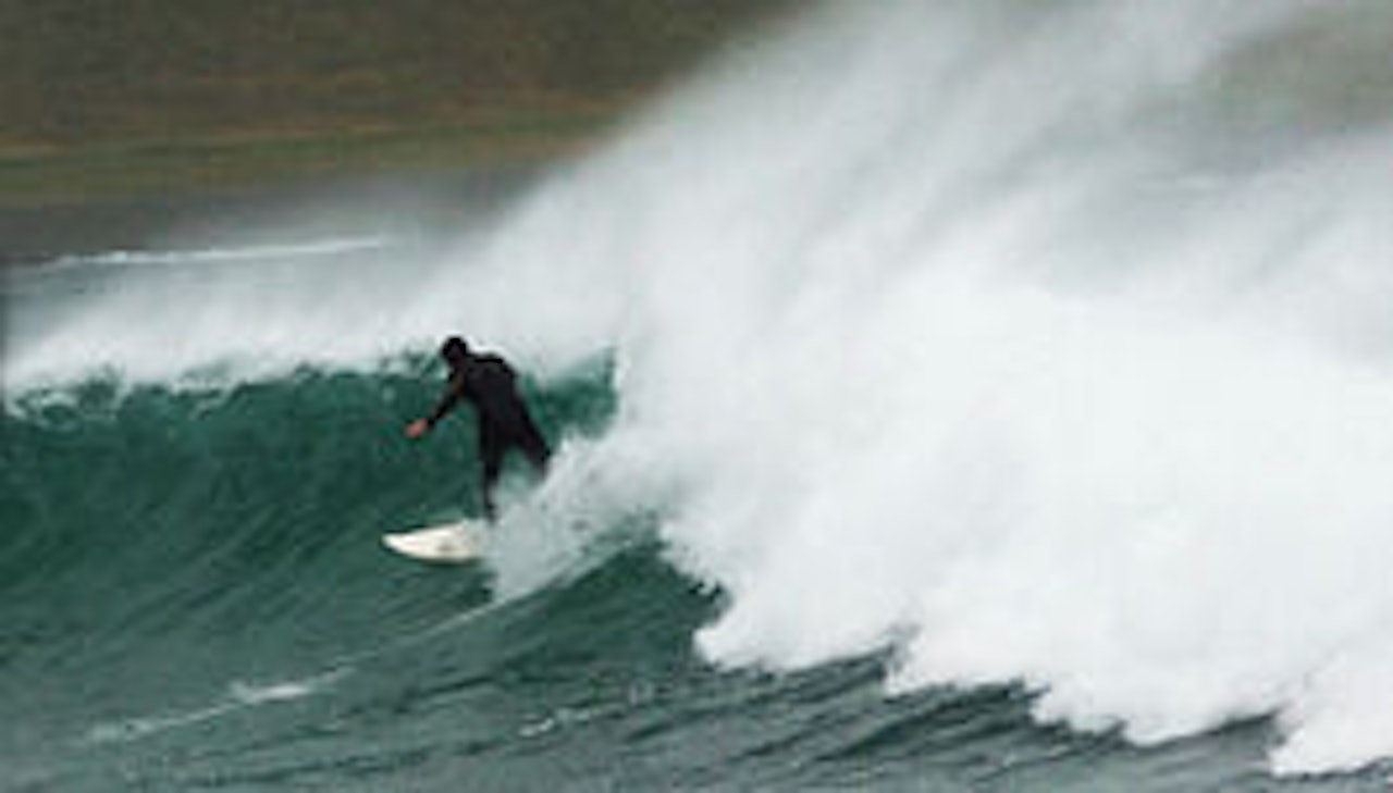 UNNTAK: Full storm og store bølger gjør at Tore Kramer & co flyttes til Flakstad. UNNTAK: Full storm og store bølger gjør at Tore Kramer & co flyttes til Flakstad.