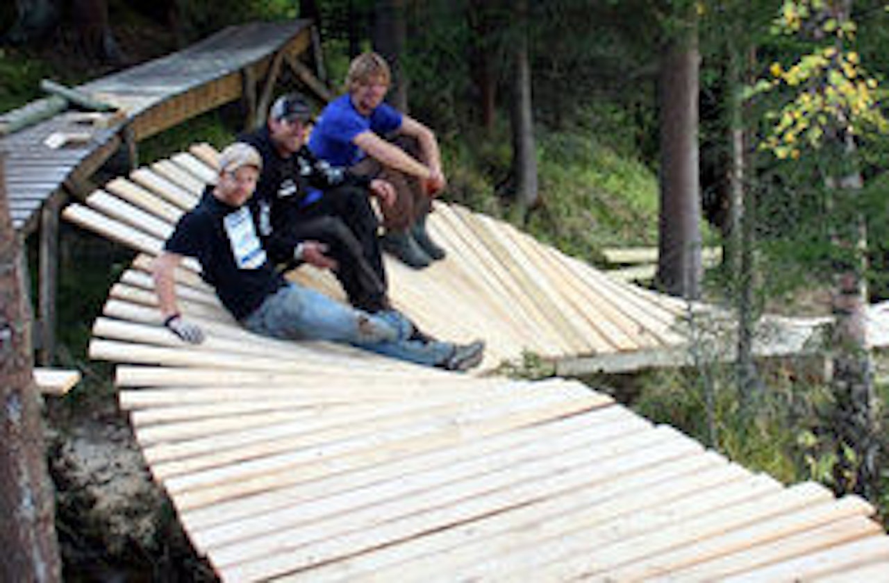 HVERDAGSHELTER: Ole Henrik, Maurice og Knut bygger over bekken. Foto: Snorre Pedersen HVERDAGSHELTER: Ole Henrik, Maurice og Knut bygger over bekken. Foto: Snorre Pedersen