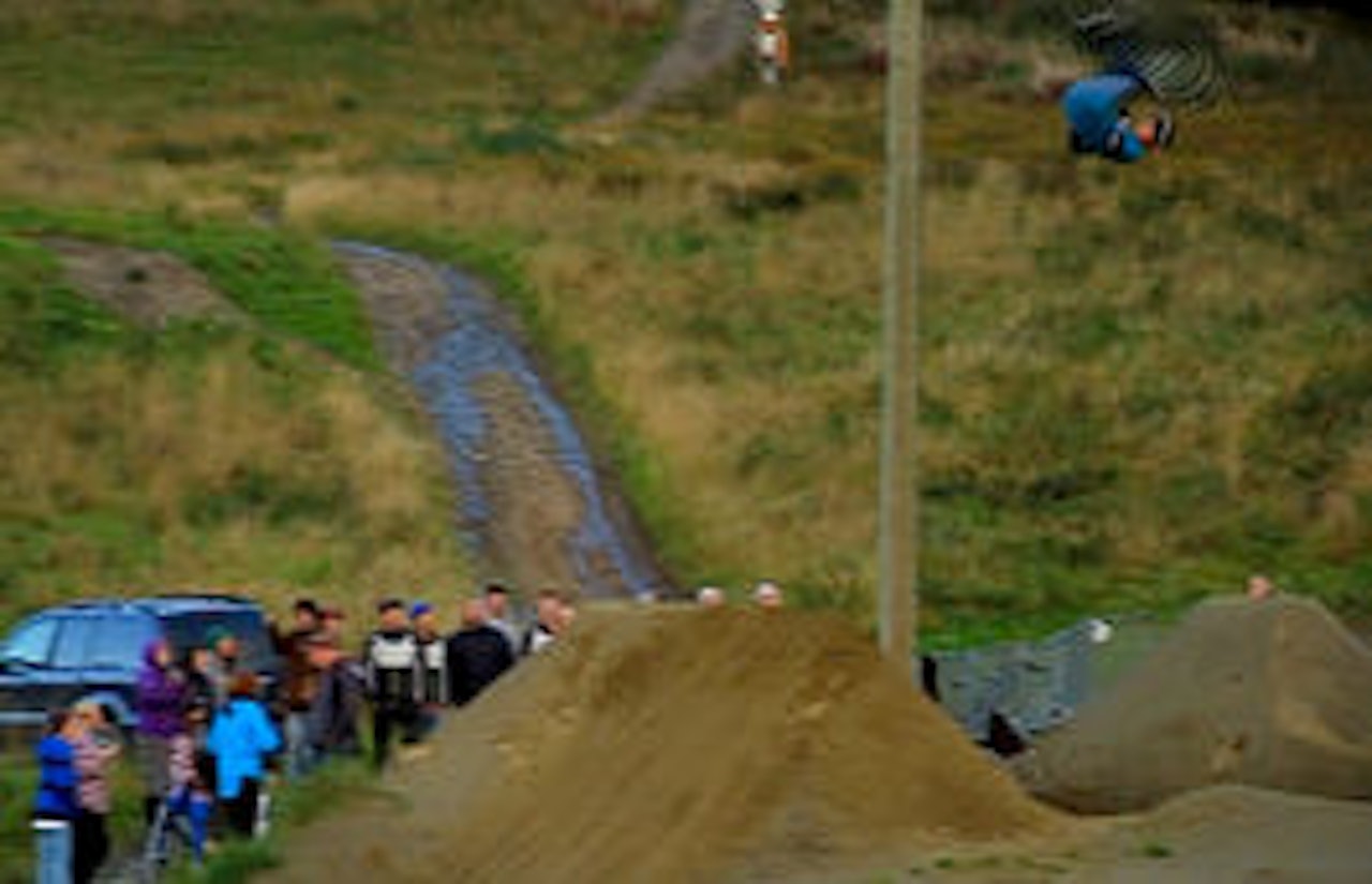 DRAR PÅ: Adrian Tell klinte til i sitt frontflip-forsøk. DRAR PÅ: Adrian Tell klinte til i sitt frontflip-forsøk.
