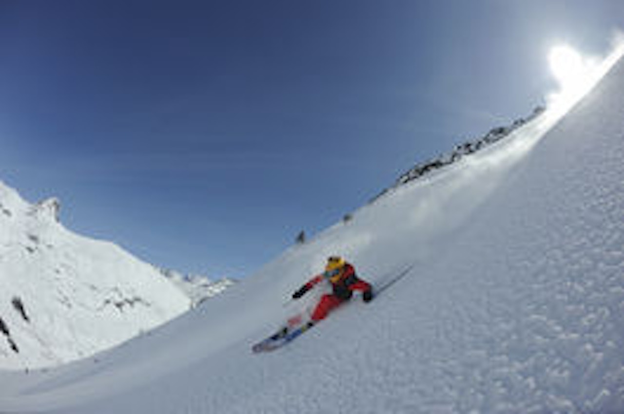 Eirik Finseth tester ut pudderet hos CMH, Adamants. Bilde: Endre Løvaas Eirik Finseth tester ut pudderet hos CMH, Adamants. Bilde: Endre Løvaas